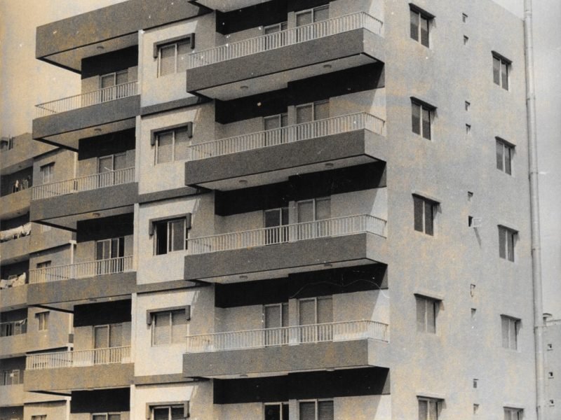 تعرض مبنى الصحيفة ومطابعها التى كانت حديثة حينذاك , لاعتداء عسكرى منظم إثر عدوان نظام الاسد على لبنان ,وأسفر الهجوم عن تدمير المكتب وإحراق المطابع بالكامل
